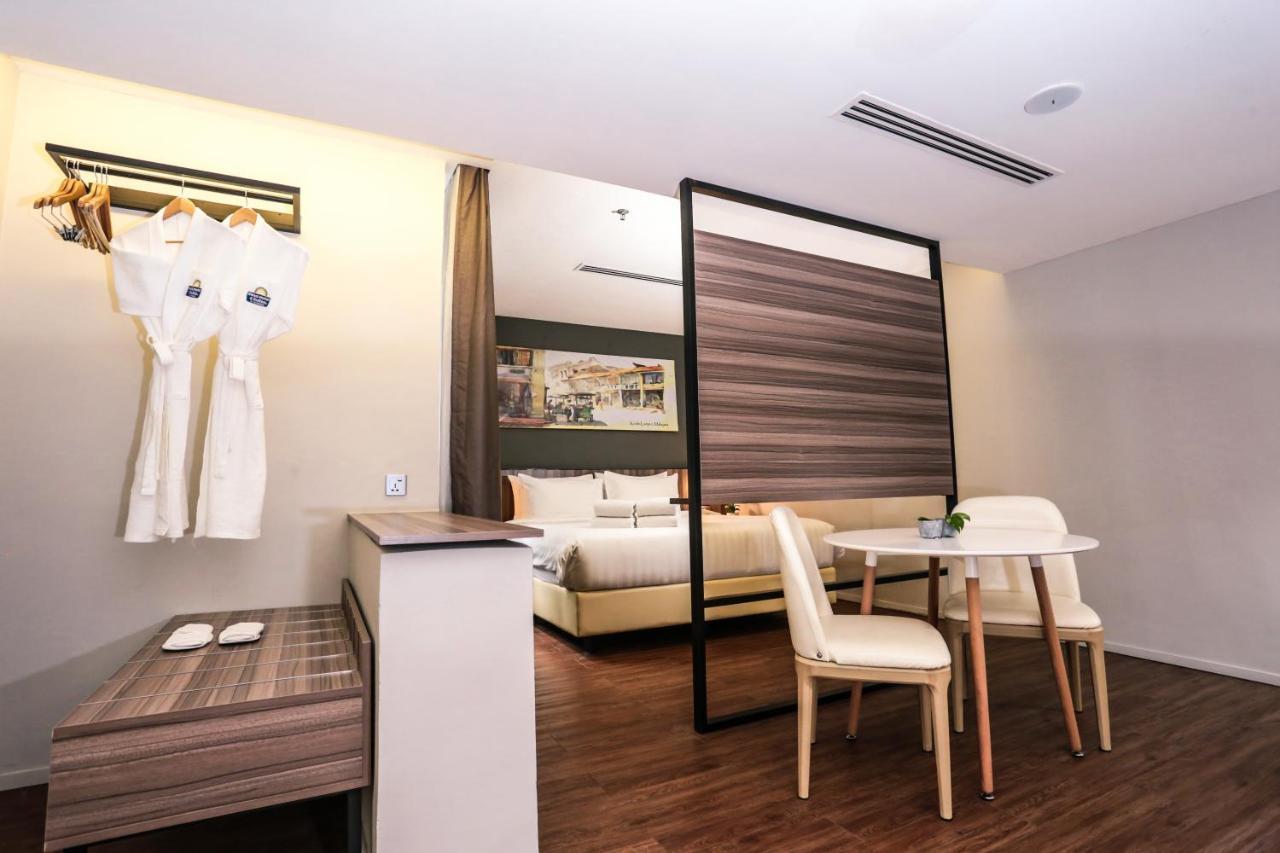 Days Hotel & Suites By Wyndham Kl - Chan Sow Lin Mrt Or Lrt Куала Лумпур Екстериор снимка