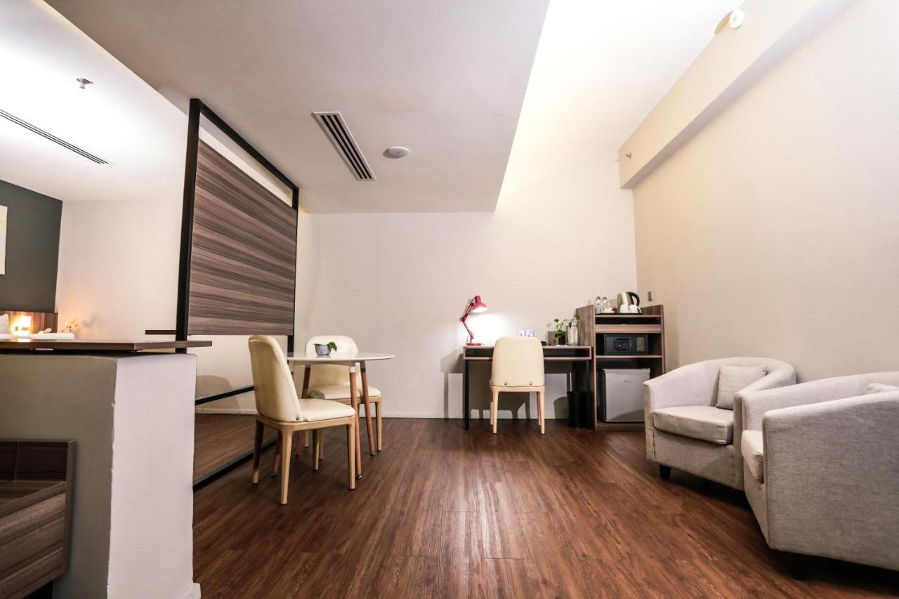 Days Hotel & Suites By Wyndham Kl - Chan Sow Lin Mrt Or Lrt Куала Лумпур Екстериор снимка