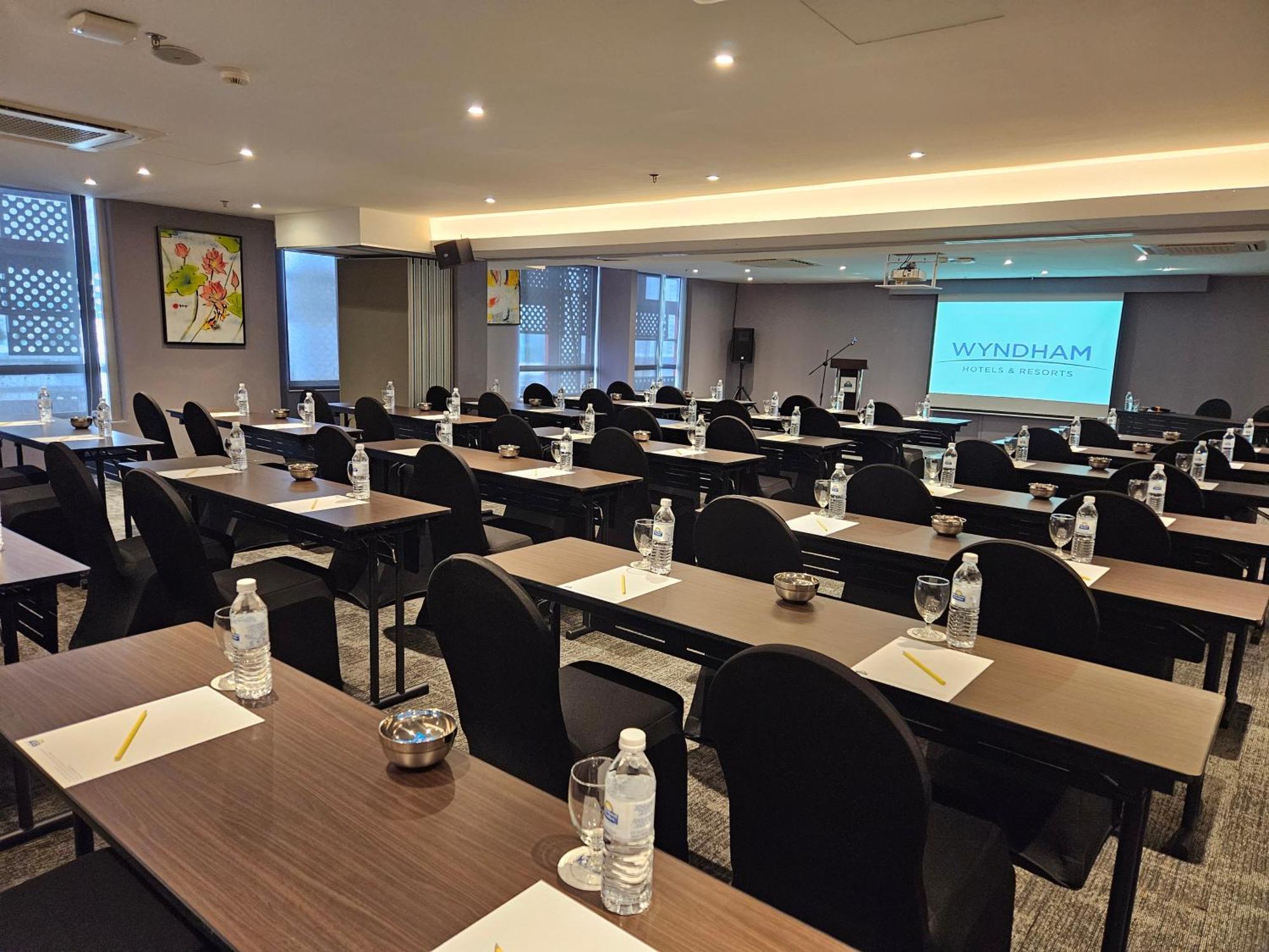 Days Hotel & Suites By Wyndham Kl - Chan Sow Lin Mrt Or Lrt Куала Лумпур Екстериор снимка