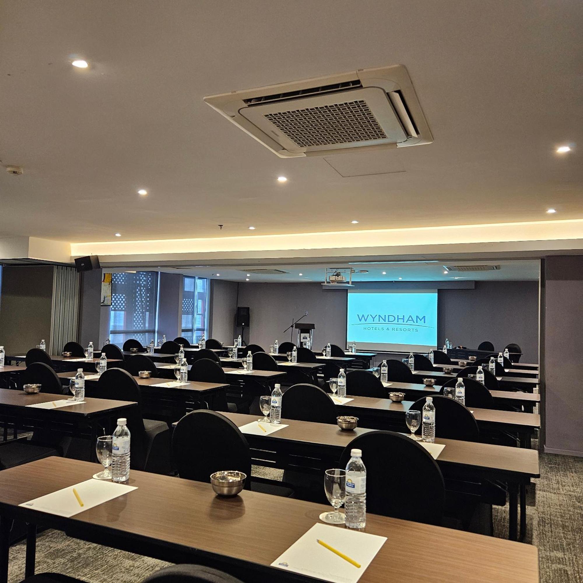 Days Hotel & Suites By Wyndham Kl - Chan Sow Lin Mrt Or Lrt Куала Лумпур Екстериор снимка