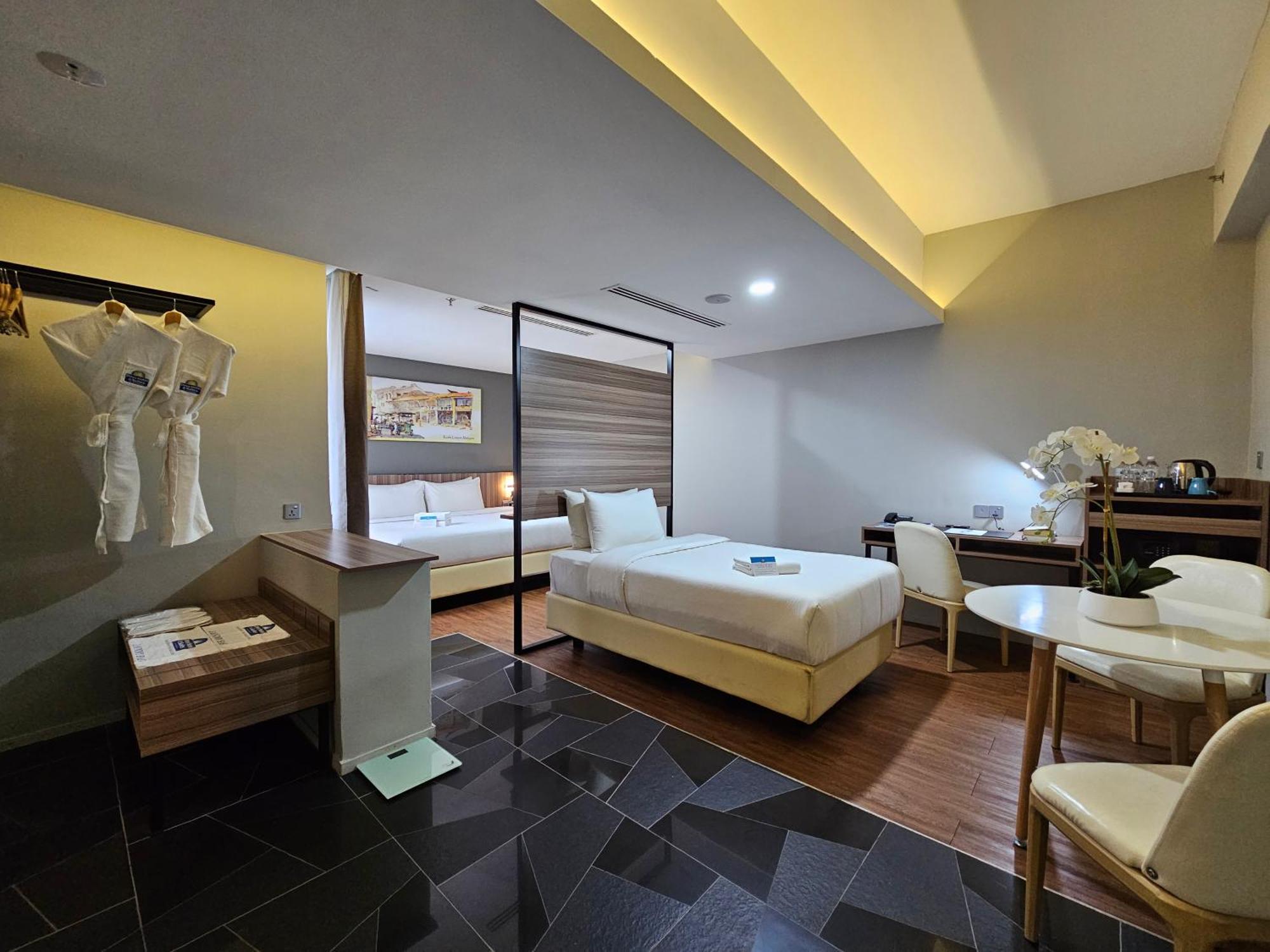 Days Hotel & Suites By Wyndham Kl - Chan Sow Lin Mrt Or Lrt Куала Лумпур Екстериор снимка