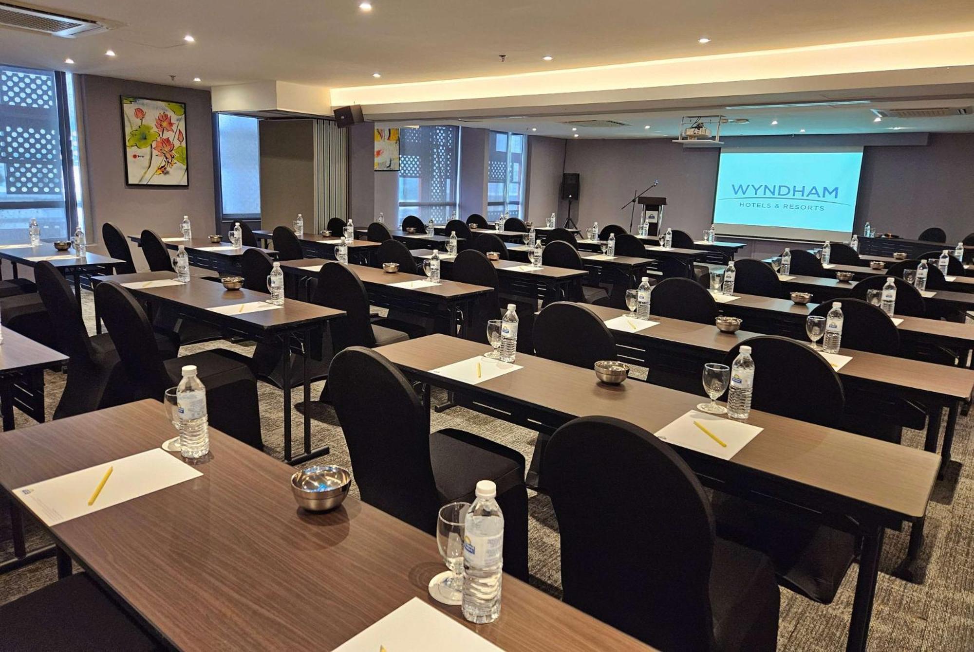 Days Hotel & Suites By Wyndham Kl - Chan Sow Lin Mrt Or Lrt Куала Лумпур Екстериор снимка