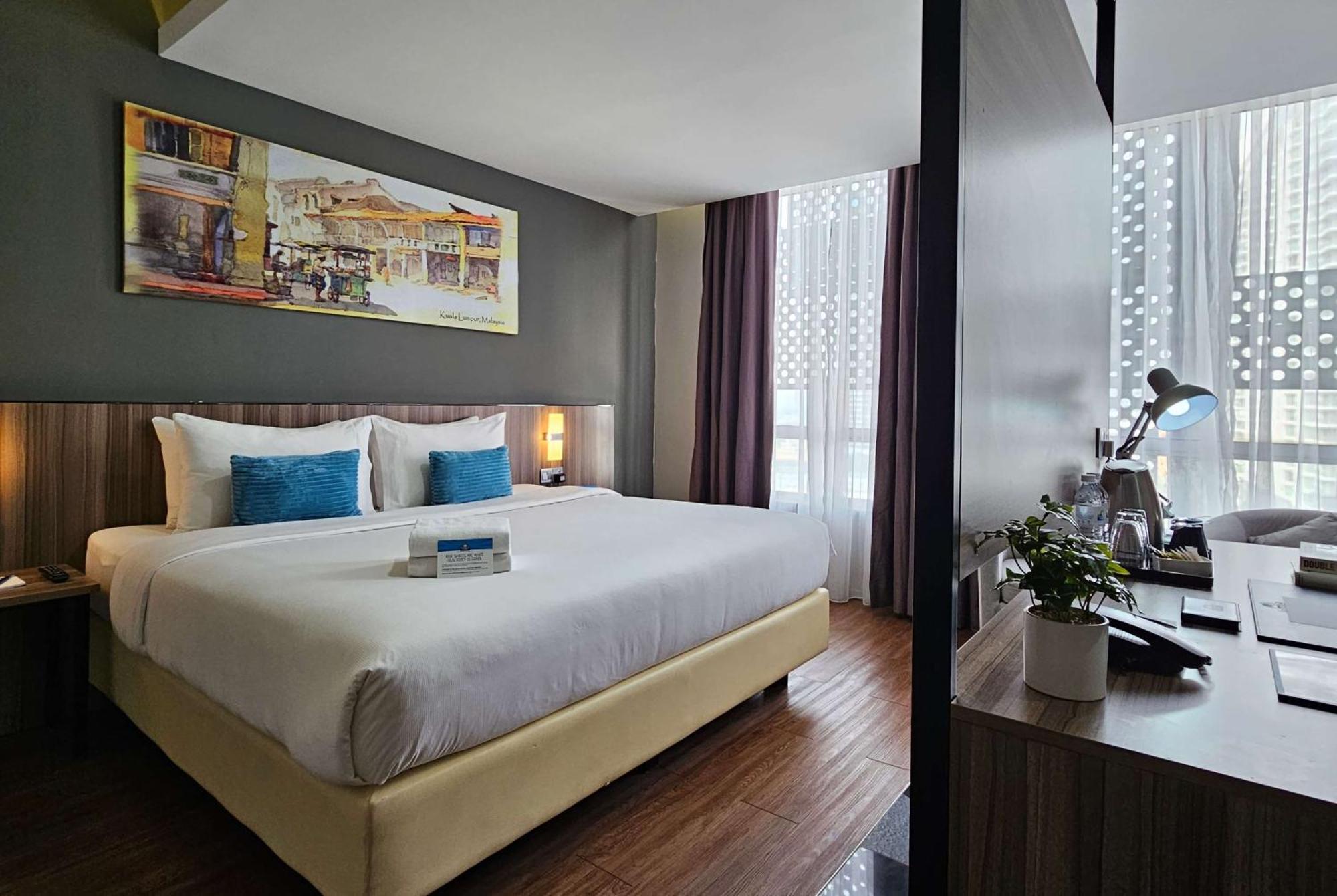 Days Hotel & Suites By Wyndham Kl - Chan Sow Lin Mrt Or Lrt Куала Лумпур Екстериор снимка